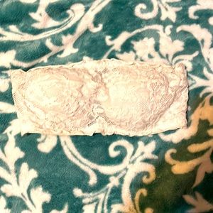 White strapless bra let